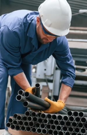 Специалист производит замеры и подготовку заказа на резку металлопроката