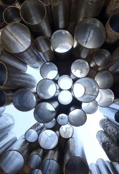 Ровный и чистый торец металлической трубы после абразивной резки крупным планом