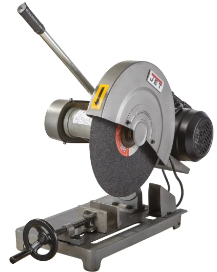 Отрезной станок с абразивным диском в процессе резки металлической трубы