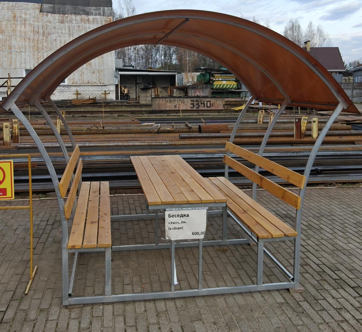 Металлическая беседка Уют с ажурными элементами в саду