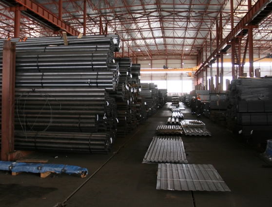 Склад с зимним запасом арматуры листового металла и труб