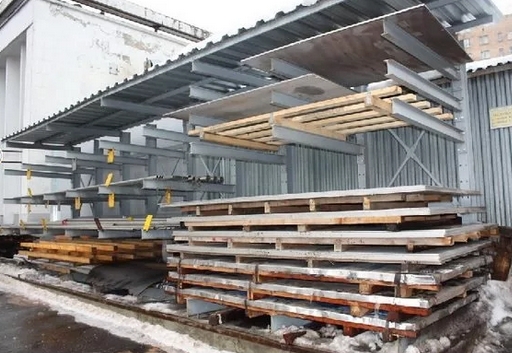 Правильное хранение металла на деревянных подкладках под навесом