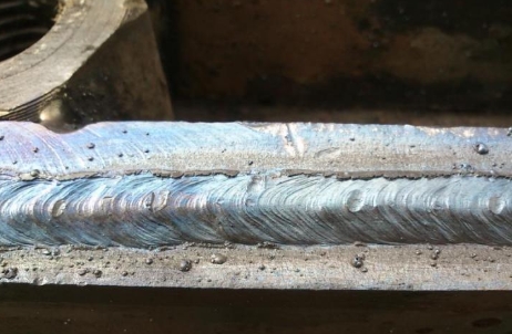 Красивый сварочный шов с мелкой чешуйкой, выполненный электродом МР-3, и отделяющаяся шлаковая корка