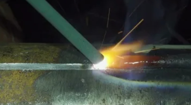 Электрод Монолит LIFE варит по слегка заржавленному металлу, демонстрируя стабильную дугу