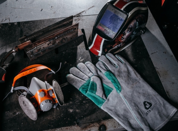 Сварочный аэрозоль и комплект средств защиты сварщика: маска, перчатки, респиратор
