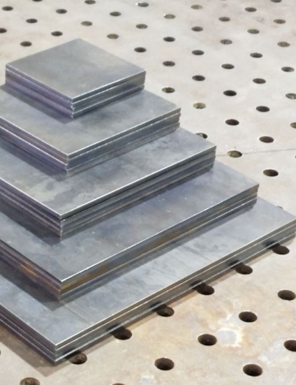 Готовые металлические заготовки после газовой резки и рубки для строительных конструкций