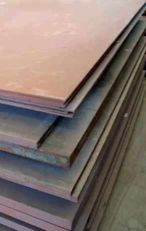 Стопка толстых стальных листов различной толщины подготовленных к газовой резке