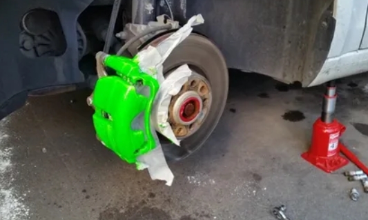 Нестандартное применение эмали: окраска тормозного суппорта и элемента декора