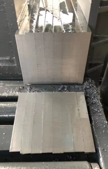 Ровный и чистый срез металла после обработки ленточной пилой