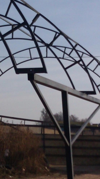 Металлический каркас навеса с угловыми соединениями элементов