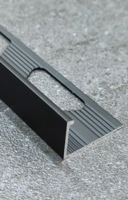 Металлический профиль с торцом срезанным под углом 45 градусов