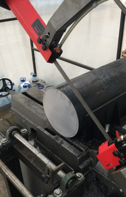 Ленточнопильный станок в процессе резки металлического профиля