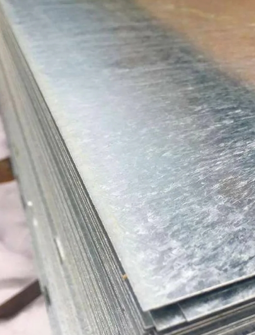 Аккуратная стопка блестящих оцинкованных стальных листов