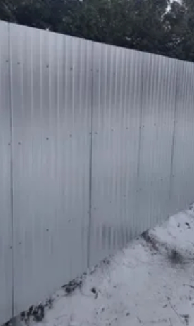 Забор из оцинкованного профилированного листа на участке