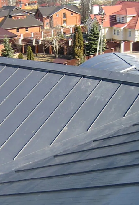 Крыша дома покрытая оцинкованными металлическими листами