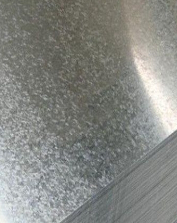 Стопка оцинкованных листов с характерным серебристым блеском