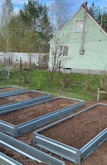 Высокие грядки из оцинкованного металла на дачном участке