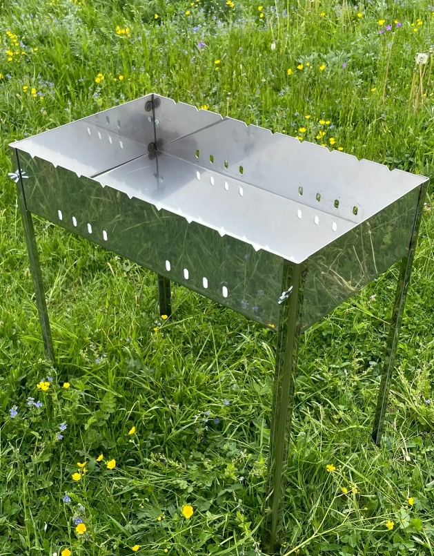 Уличный мангал из нержавеющего металла на дачном участке