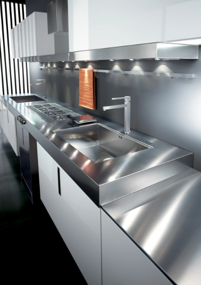 Современная кухня с фартуком из нержавеющей стали