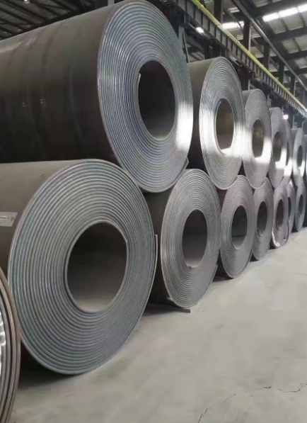 Рулоны листового металла разных видов на складе готовые к размотке