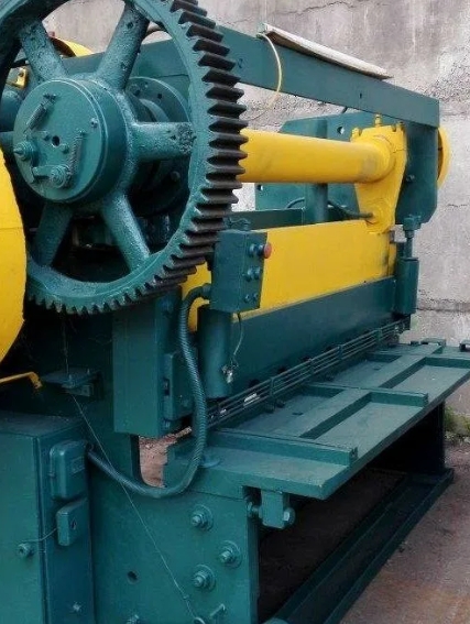 Гильотинные ножницы для рубки листового металла в заданный размер