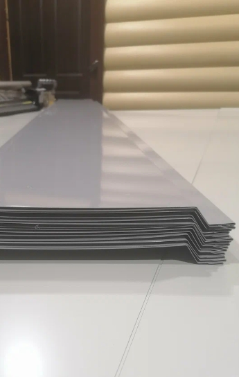 Готовые металлические заготовки после рубки для кровельных и отделочных работ