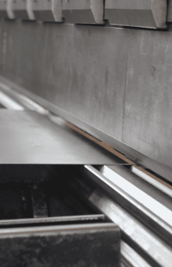 Ровный край металлического листа после гильотинной рубки крупным планом