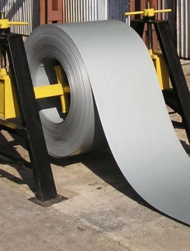 Менеджер консультирует клиента по заказу размотки металла