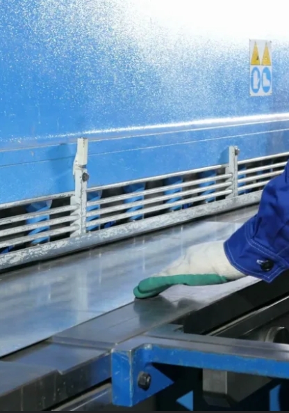 Листы металла разной толщины подготовленные к рубке на гильотине