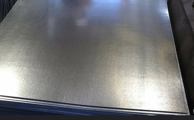 Оцинкованный лист покрытый снегом и талой водой без признаков коррозии на поверхности защитного слоя