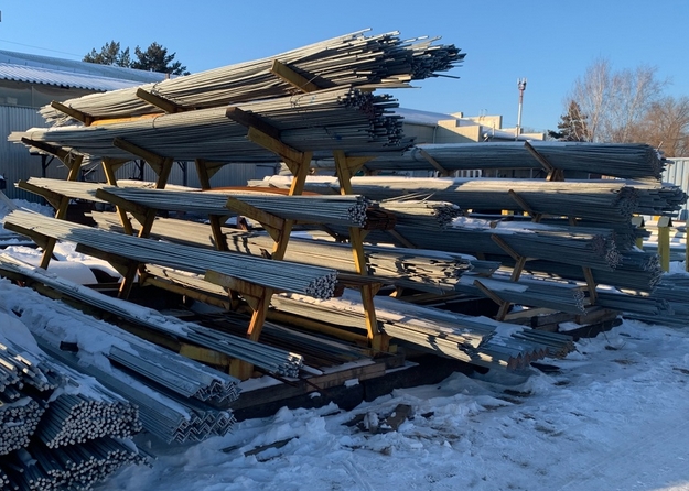 Металлопрокат на деревянных подкладках под защитным тентом
