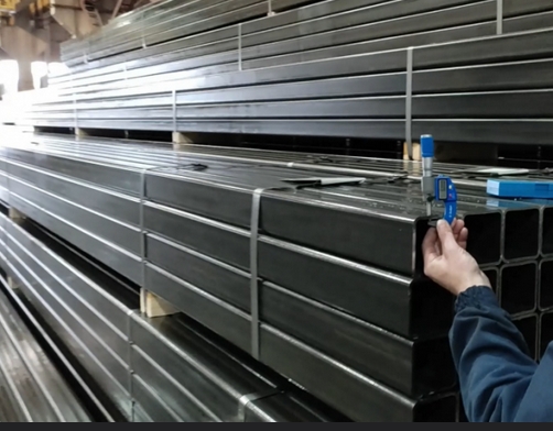 Визуальная проверка качества металлопроката на складе