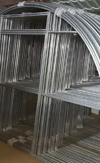 Металлический каркас теплицы собранный из полуфабрикатов на дачном участке