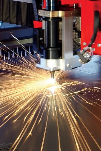 Процесс резки и обработки металлопроката на производстве