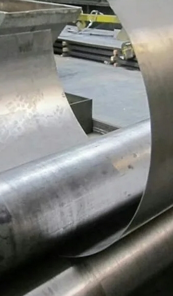 Гибка оцинкованного листа на ручном листогибе для изготовления отлива