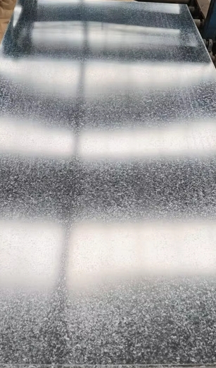 Оцинкованные листы на складе готовые к использованию в строительстве