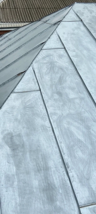 Крыша хозяйственной постройки покрытая оцинкованным листом