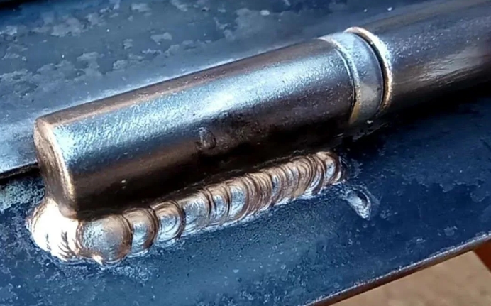 Процесс разметки и прихватки петли перед сваркой