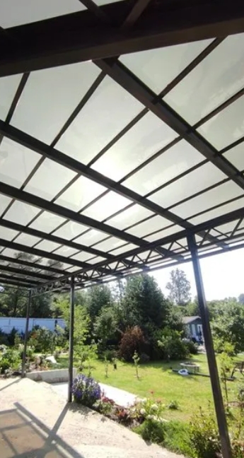 Монтаж навеса из монолитного поликарбоната весной