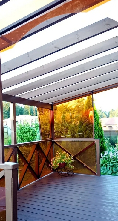 Терраса частного дома с крышей из монолитного поликарбоната