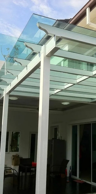 Сравнение монолитного поликарбоната и стекла для навеса