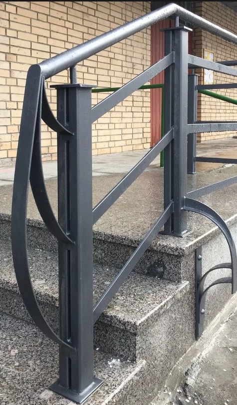 использование металлической полосы в каркасе и ограждении