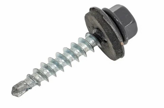 Сломанная головка самореза на фоне снега и металлической конструкции