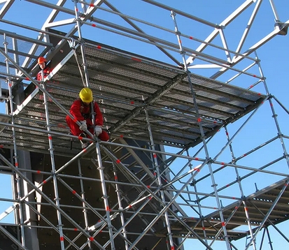 Строительные леса с элементами, связанными металлической проволокой, демонстрирующие надежность соединений в зимних условиях