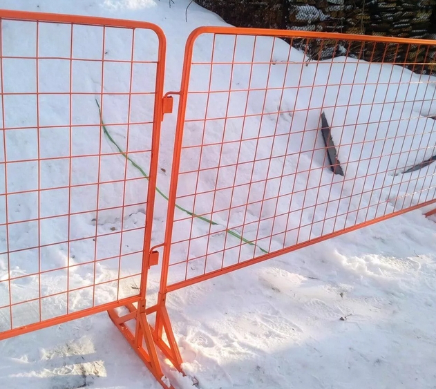 Временное ограждение стройплощадки с дополнительным усилением металлической проволокой для защиты от зимних ветров