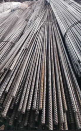 Сравнение обработанной ровной арматуры и необработанной из бухты