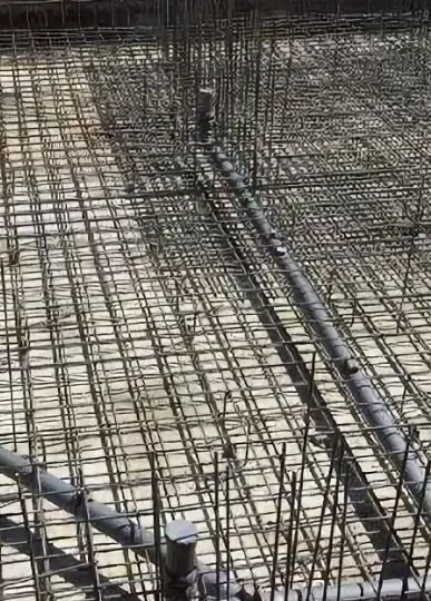 Арматурные прутки в составе каркаса фундамента частного дома