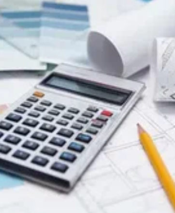 Калькулятор и металлические заготовки символизирующие расчет стоимости резки