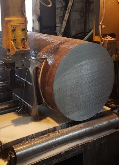 Ленточнопильный станок режет профильную трубу с чистым ровным торцом