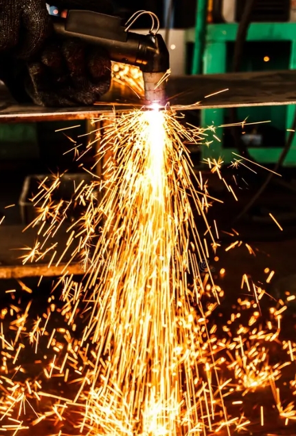 Газо-пламенная резка толстого стального листа с потоком искр